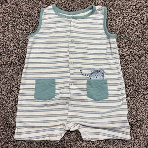 Size 24 months babies romper, fits like 18months.